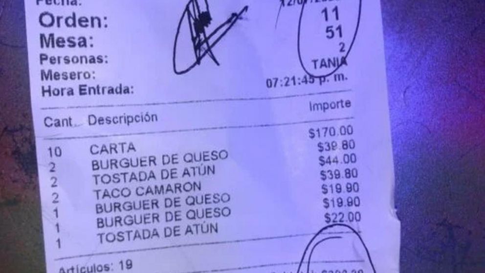 Coquete� con una mesera, fue rechazado y le escribi� un indignante mensaje en el ticket.