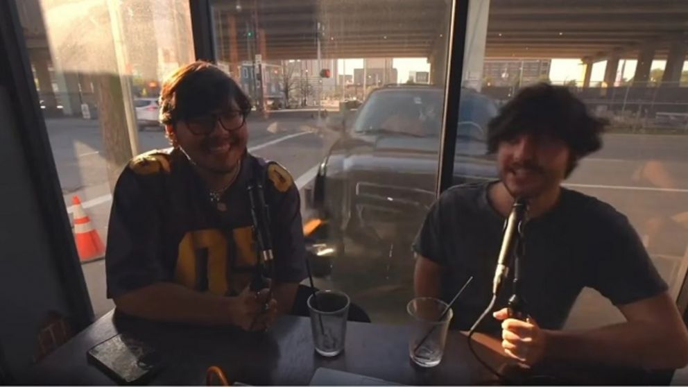 Grababan un podcast en un bar y se llevaron un gran susto por un impresionante choque (Imagen captura vídeo).