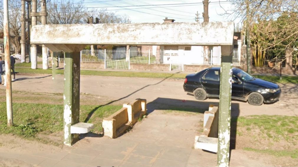 En esta parada de colectivos ocurrió el fatal intento de asalto callejero (Google Street View).