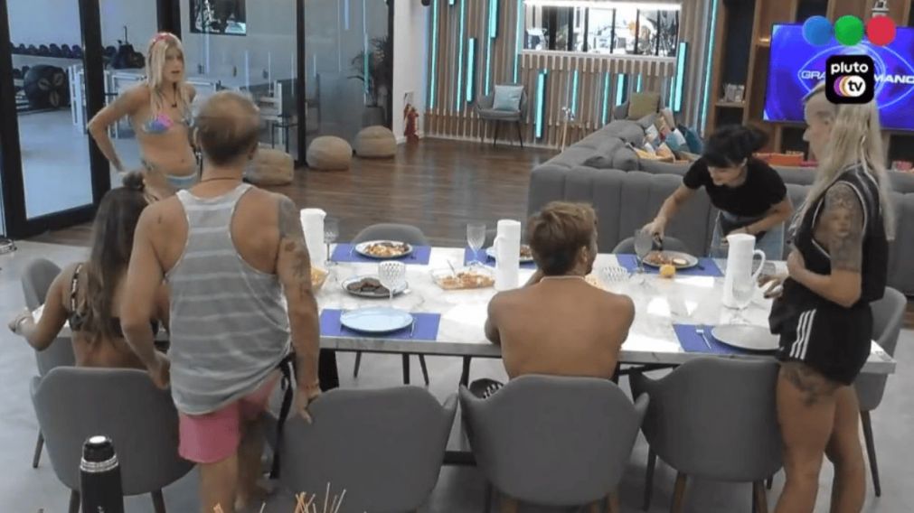 Camila de "Gran Hermano" se quejó por su silla en la mesa y Romina le cortó el reclamo.