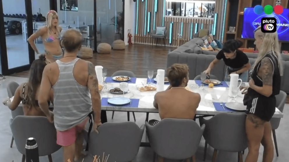 Camila de "Gran Hermano" se quejó por su silla en la mesa y Romina le cortó el reclamo.