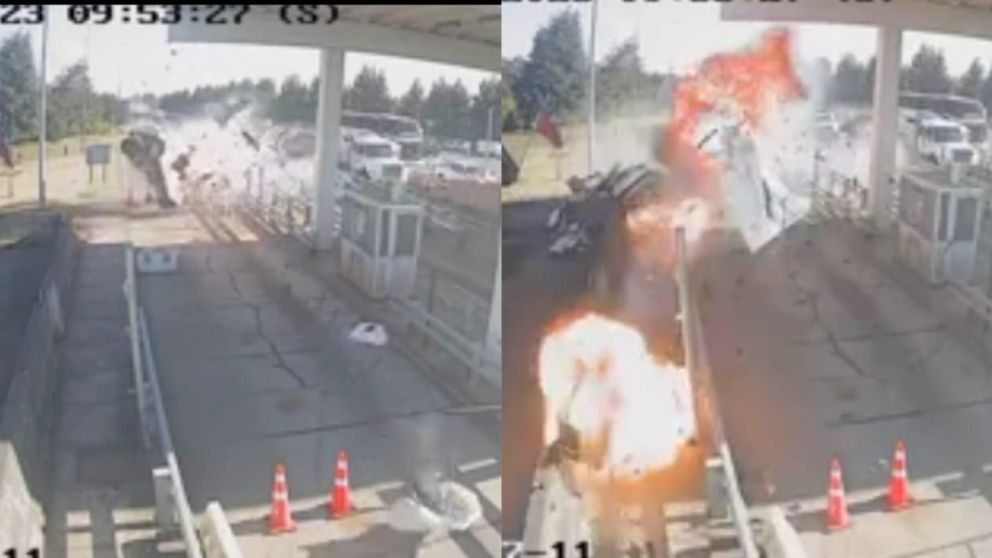 Tras el choque, el vehículo manejado a 200 kilómetros por hora por el joven de 21 años provocó una explosión.