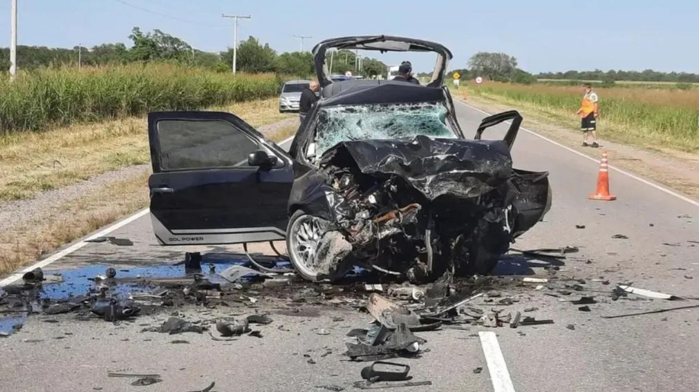 El impacto fue tal que ambos vehículos quedaron destruidos, uno en medio de la ruta y el otro a un costado del camino.