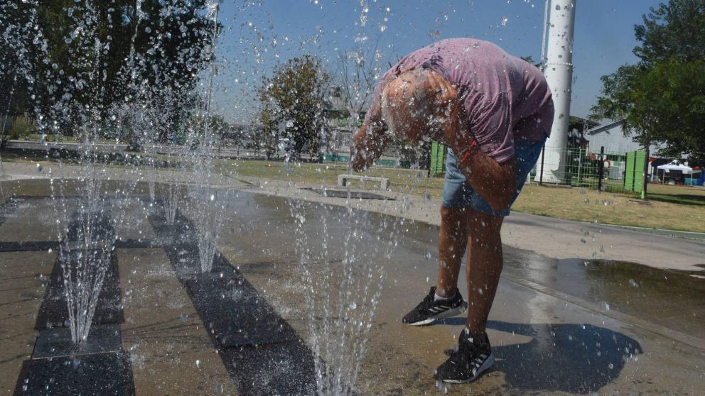 �Un horno! El calor bati� once registros por altas temperaturas: alerta roja y amarillo en diferentes partes del pa�s. (Cr�nica/Pablo Vill�n)