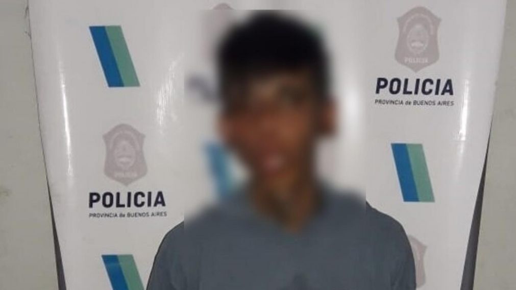 Este es el sospechoso que fue capturado por los funcionarios.