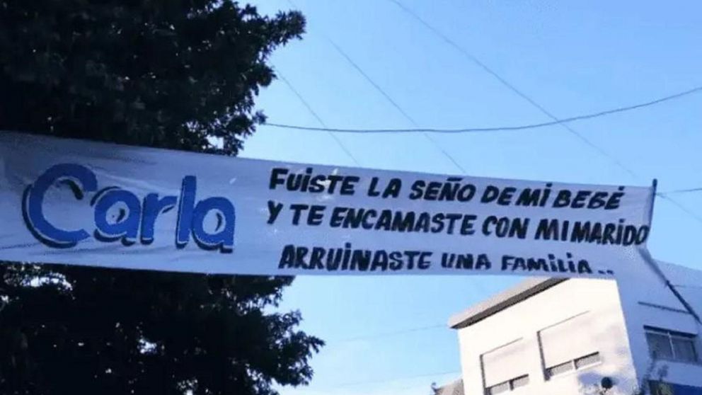 Se conoció quién es 'Carla', la maestra escrachada con un pasacalles por la mamá de un alumno.