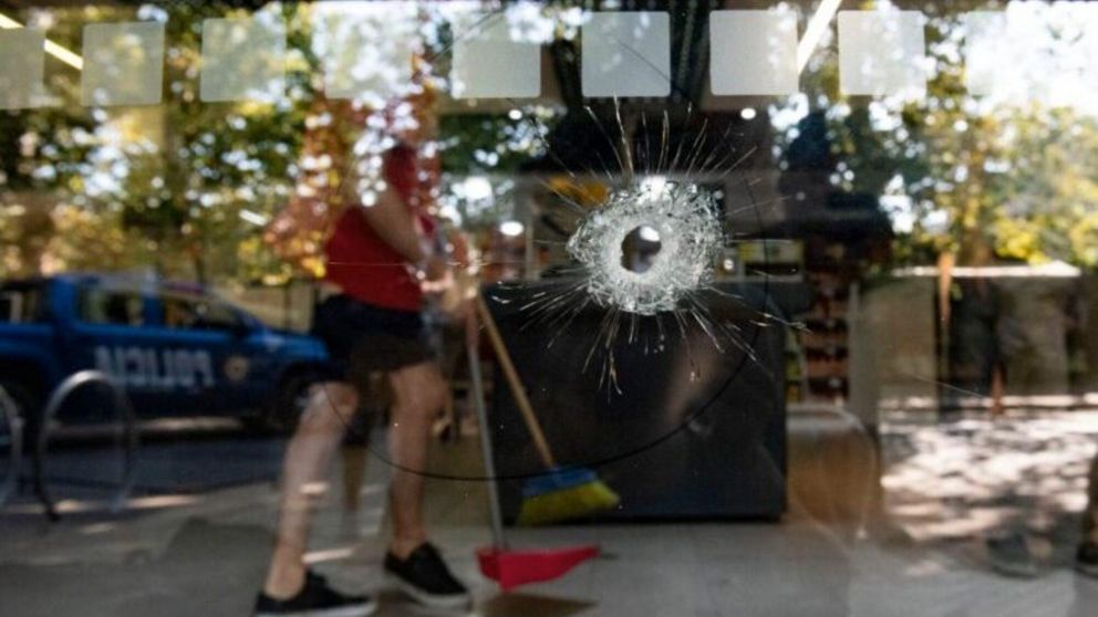 Uno de los impactos de bala en el frente del supermercado (Gentileza La Mañana Digital).