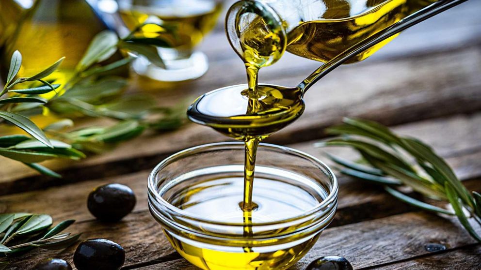 ANMAT prohibió un aceite de oliva y otro de girasol (Imagen ilustrativa).