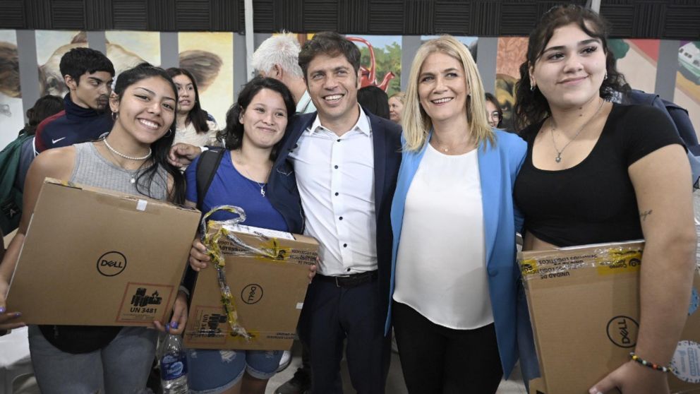 Kicillof y Magario repartieron netbooks del programa Conectar Igualdad.
