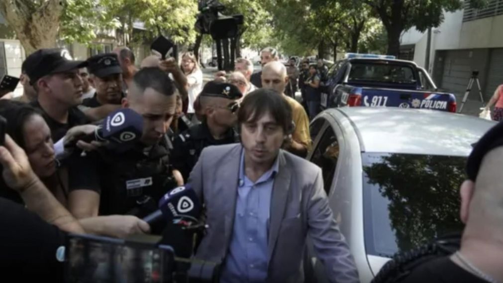 El fiscal Federico R�bola estuvo en el lugar del ataque (GeEl fiscal Federico R�bola estuvo en el lugar del ataque a balazos en Rosario (Gentileza LaCapital.com.ar).ntileza LaCapital.com.ar).
