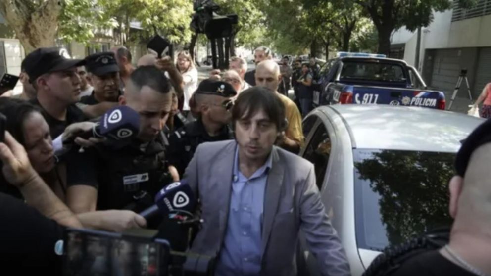 El fiscal Federico R�bola estuvo en el lugar del ataque (GeEl fiscal Federico R�bola estuvo en el lugar del ataque a balazos en Rosario (Gentileza LaCapital.com.ar).ntileza LaCapital.com.ar).