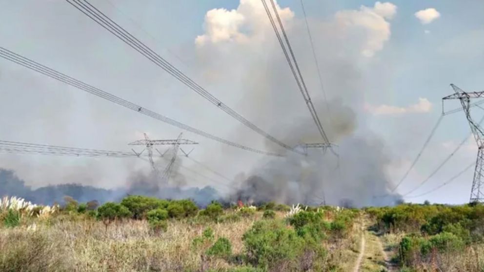 Un incendio de campos generó el corte de luz.