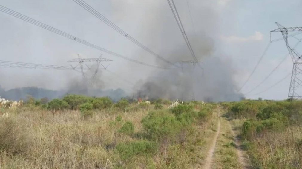 Incendio de campos causó el corte masivo de luz: "El sistema quedó partido a la mitad".