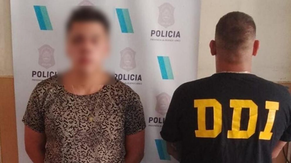 Este es uno de los sospechosos que fue capturado por los investigadores policiales.