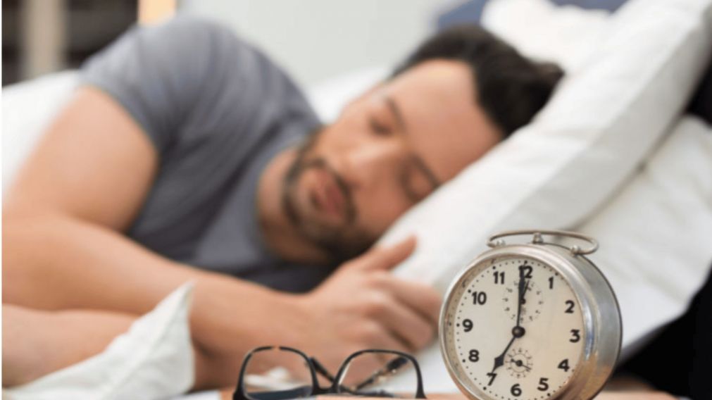 �A qu� hora hay que irse a dormir para descansar bien?
