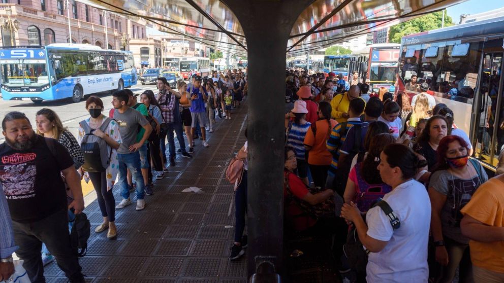 Se levantó el paro de colectivos y en las próximas horas comenzará a normalizarse el servicio, anunció el Gobierno.