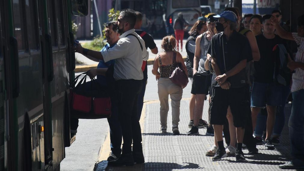 El paro en m�s de 50 l�neas de colectivos del AMBA sorprendi� este lunes a los usuarios (Cr�nica/Rub�n Paredes).