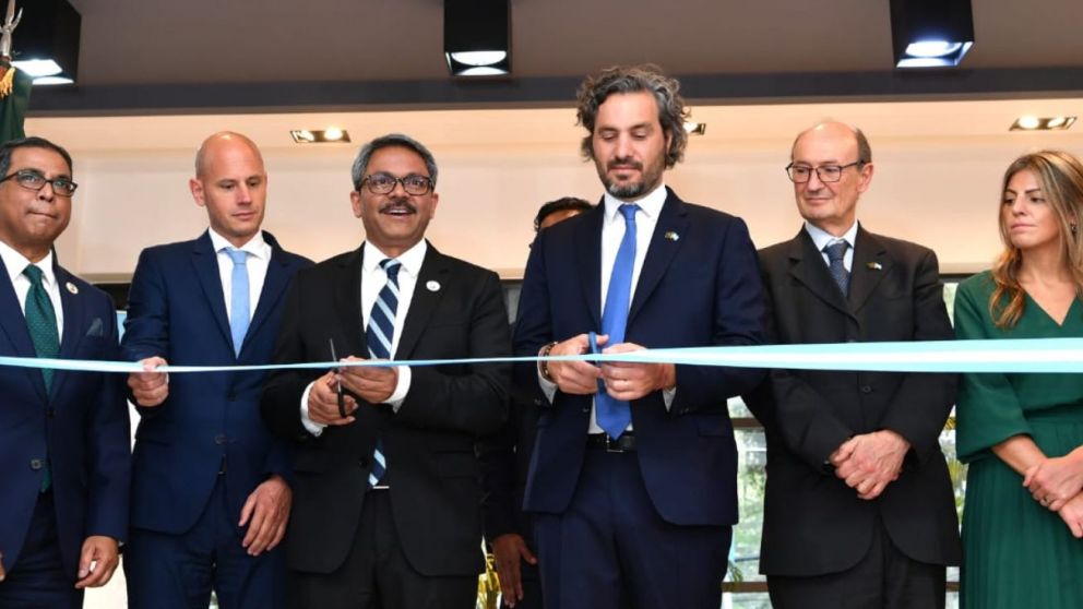 El canciller Santiago Cafiero encabezó el acto de inauguración en Bangladesh (Twitter).