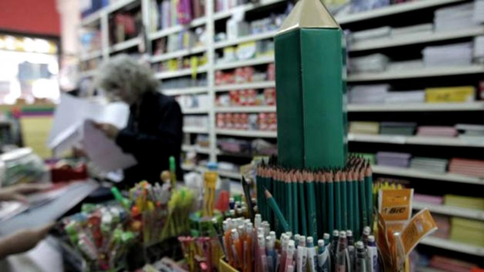 Promociones, descuentos y reintegros para facilitar el acceso a la canasta escolar (Archivo/T�lam).