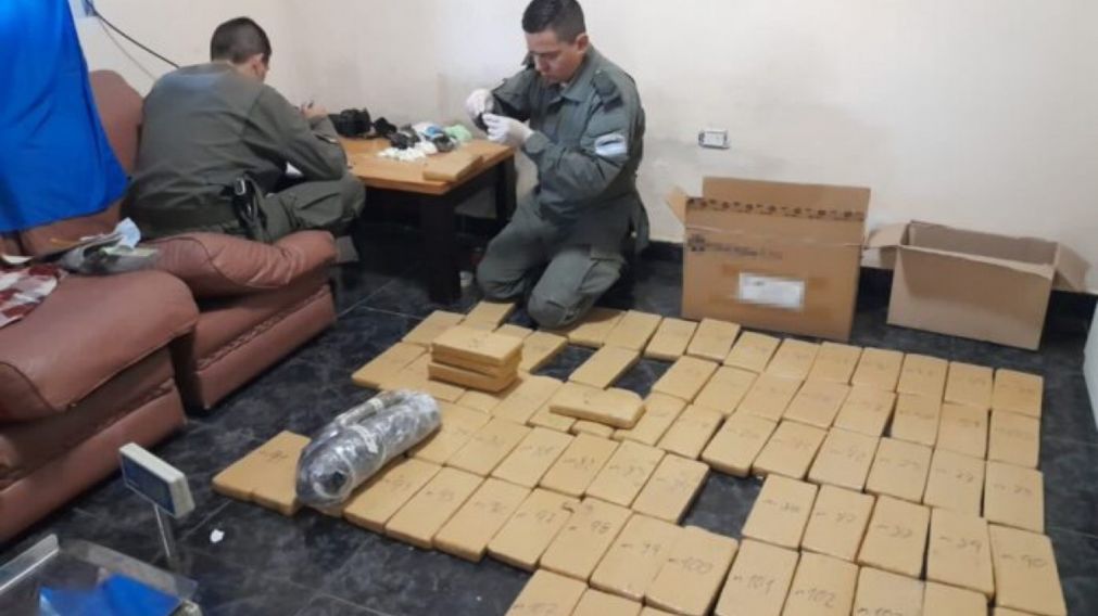 Cayeron dos sospechosos y secuestran 122 kilos de marihuana y uno de coca