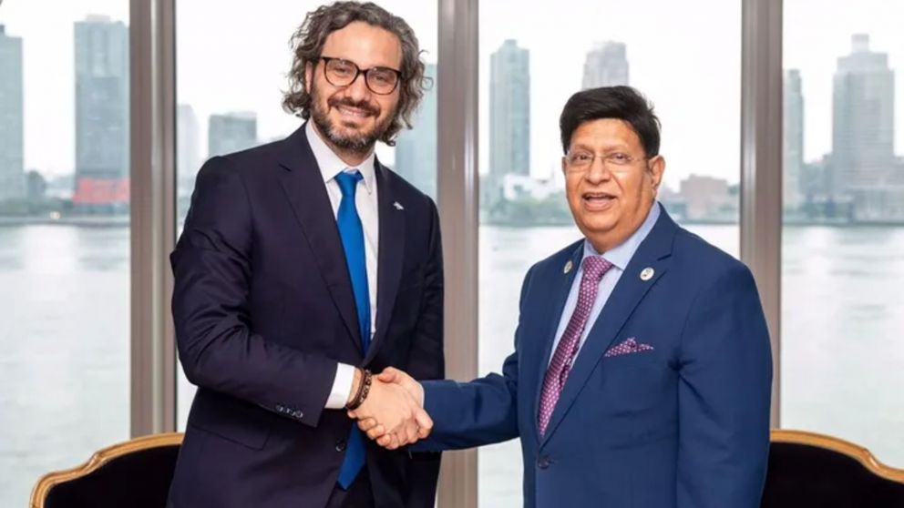 El canciller Santiago Cafiero, junto a su par banglades�, Abul Kalam Abdul Momen, durante un encuentro que tuvo lugar en 2022.