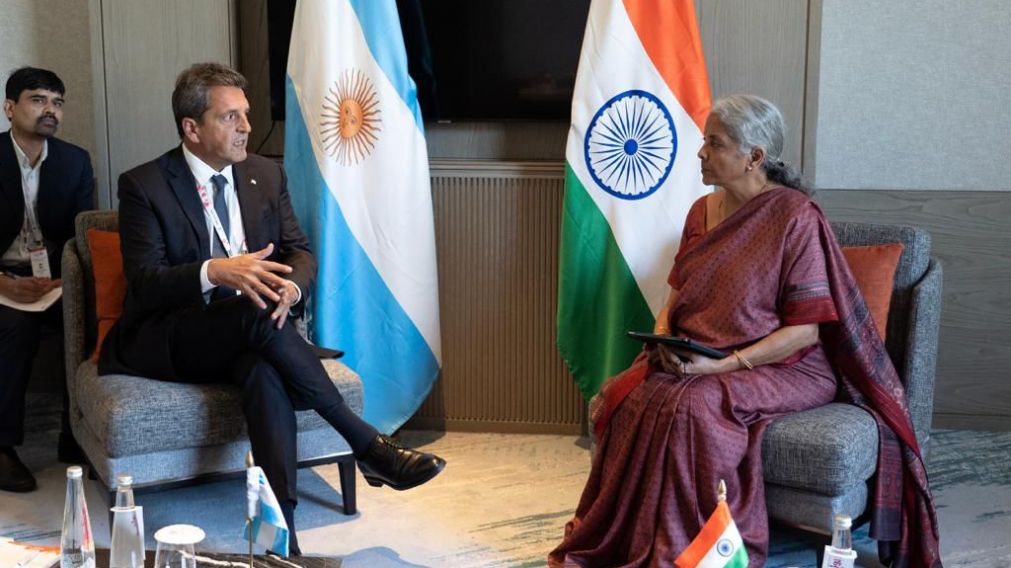 Massa analizó con su par de Finanzas, Nirmala Sitharaman, opciones de financiamiento de proyectos sostenibles