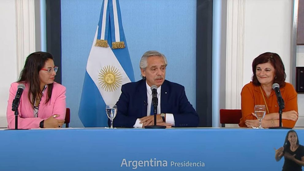 Alberto Fernández junto a las ministras Ayelén Mazzina y Raquel Olmos: "Queremos que Argentina evolucione hacia un mayor reconocimiento de derechos"