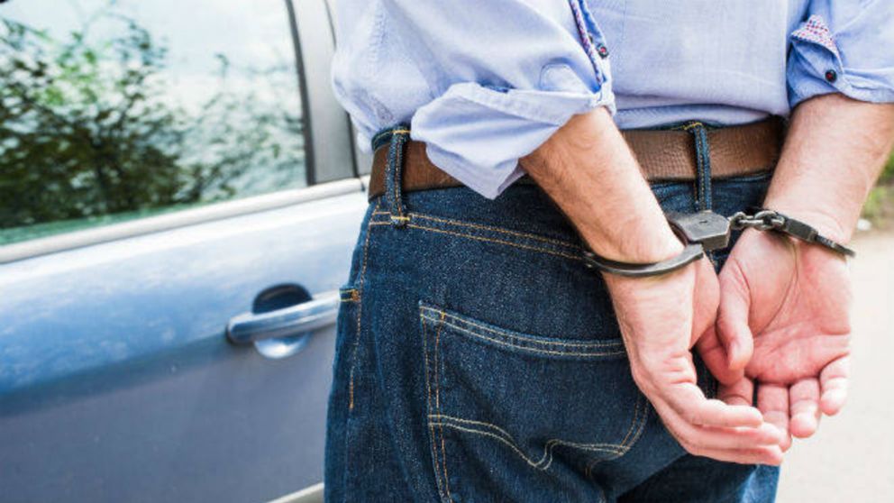 Fue a visitar a su hijo preso y quedó detenido por llevarle drogas.