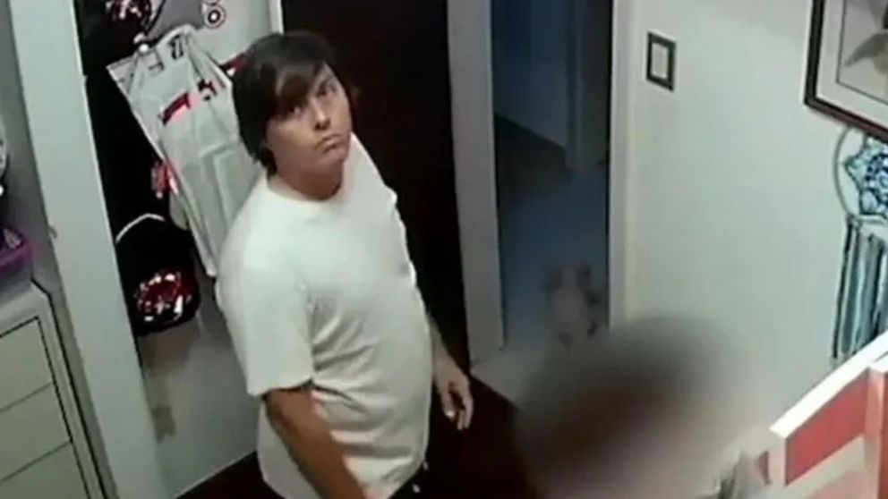 El hombre quedó filmado cuando abusaba de la nena.