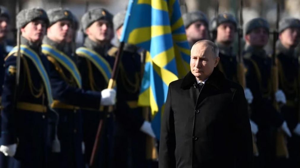 Putin pasa por delante de sus fuerzas militares.