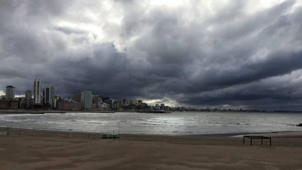 ¡Se viene el cielo abajo! Mar del Plata y alrededores con alerta amarillo por fuertes vientos: también podría caer granizo.