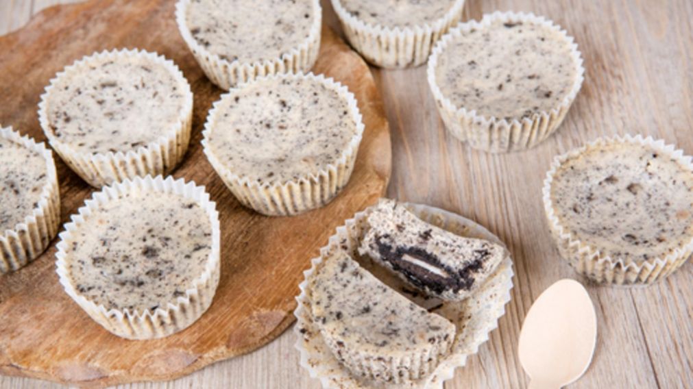 Muffins hechos con las galletitas de chocolate y crema más ricas: el paso a paso.