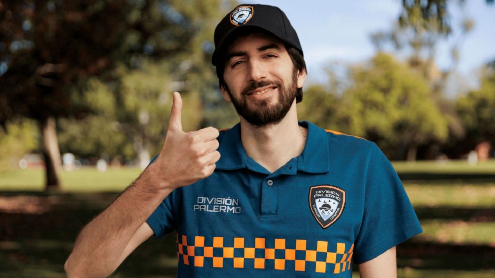 Conoc� a Santiago Korovsky, el creador y protagonista de "Divisi�n Palermo", la serie de Netflix.