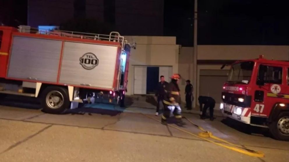 El momento en el que los bomberos terminaban su trabajo en la casa incendiada (Gentileza La Opinión Austral).