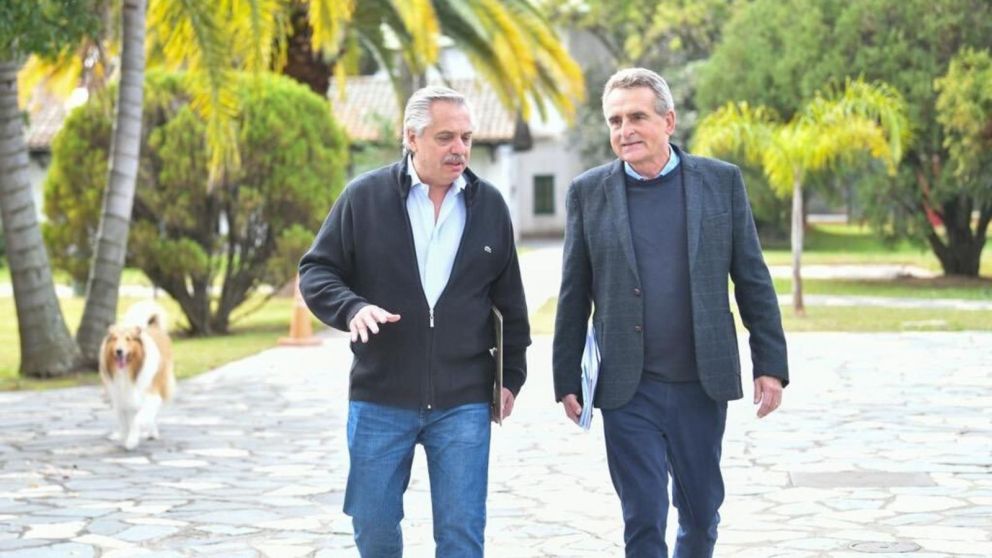 Alberto Fernández y Agustín Rossi, durante una caminata por Olivos (Télam/Archivo).