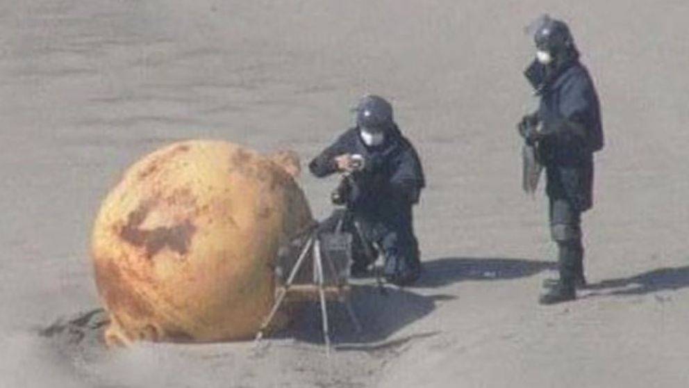 El anómalo objeto anaranjado fue hallado en las costas de Japón (Twitter).