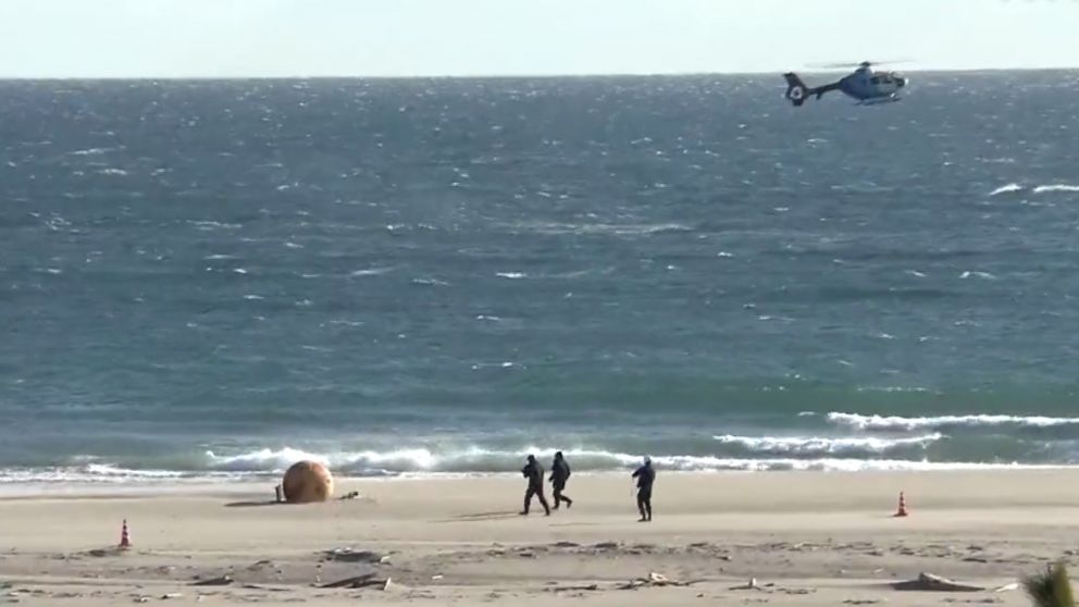 Una bola de hierro gigante apareció misteriosamente en una playa y generó gran preocupación.