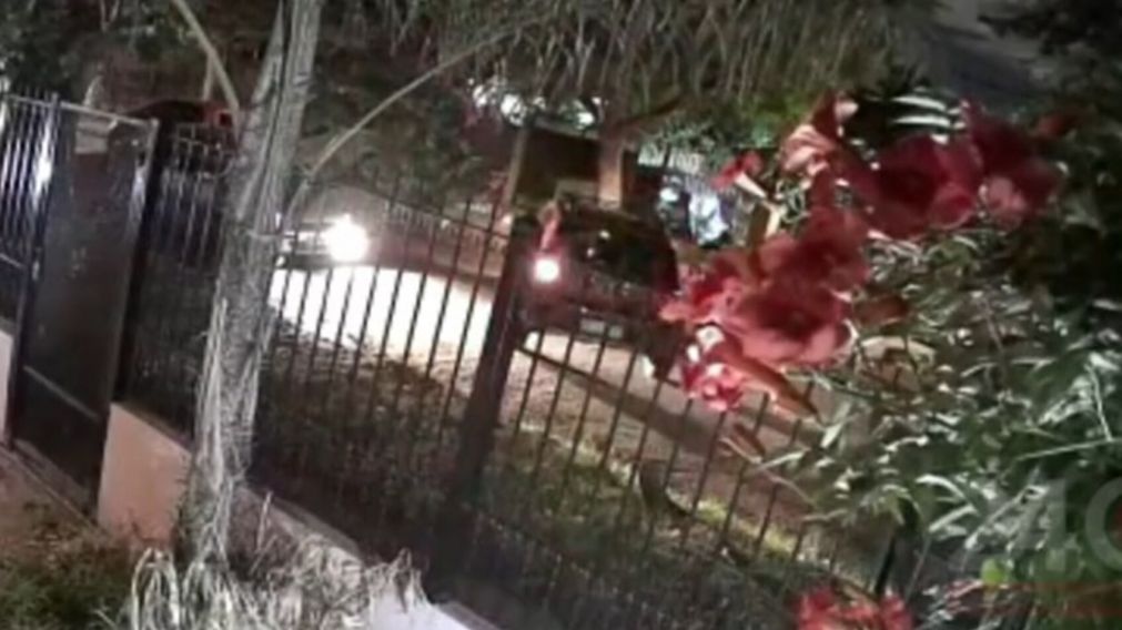 Una mujer les suplic� a los delincuentes que le robaban el auto y le dispararon (Imagen captura v�deo).
