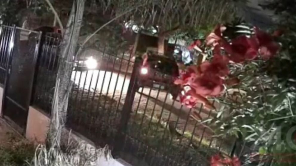 Una mujer les suplicó a los delincuentes que le robaban el auto y le dispararon (Imagen captura vídeo).