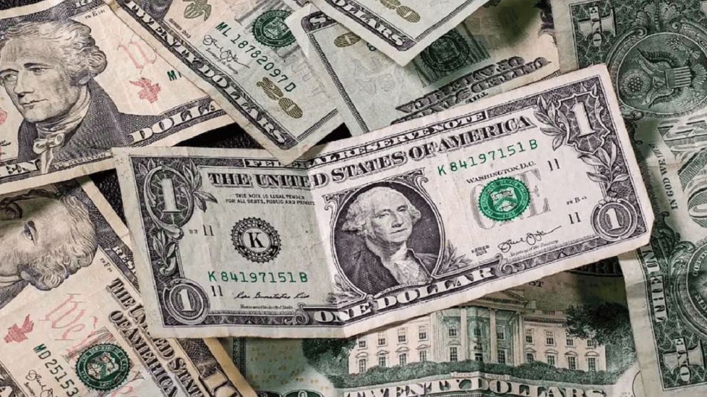 El dólar "rechazado" se acumula en los bancos porque los ahorristas los rechazan.