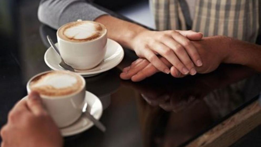Tuvo una cita en una cafetería y recibió un polémico regalo.