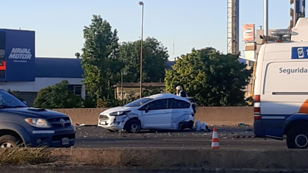 Uno de los autos involucrados en el choque múltiple ocurrido esta mañana en Panamericana (Twitter).