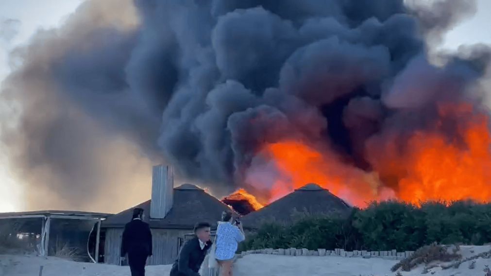 Se prendió fuego un famoso parador de Punta del Este (Captura: Portada).