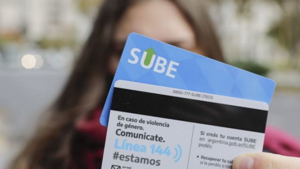 Miles de estudiantes pueden acceder al beneficio que permite utilizar el transporte público para asistir a clases.