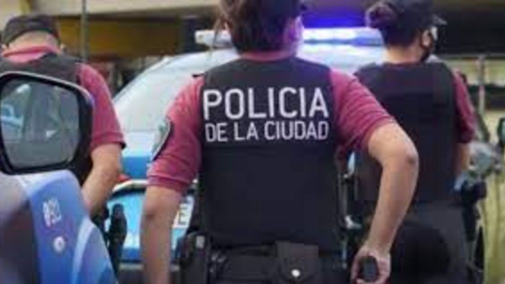 Los policías detuvieron a los acusados de agredir a su compañera.