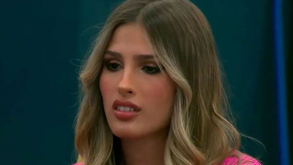 Julieta Poggio fue criticada por maltratar a uno de los cachorros de la casa.