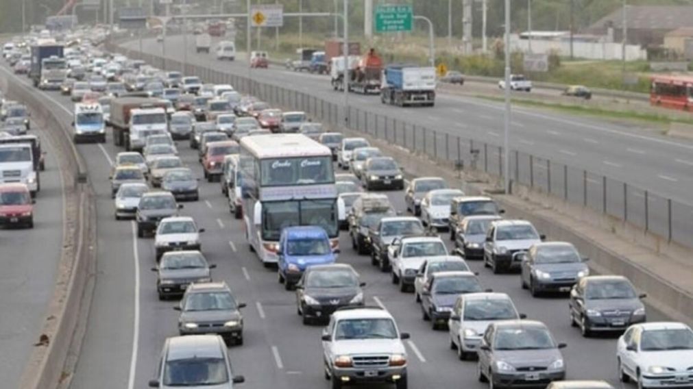 Tránsito congestionado en los accesos a la ciudad de Buenos Aires (Imagen ilustrativa).