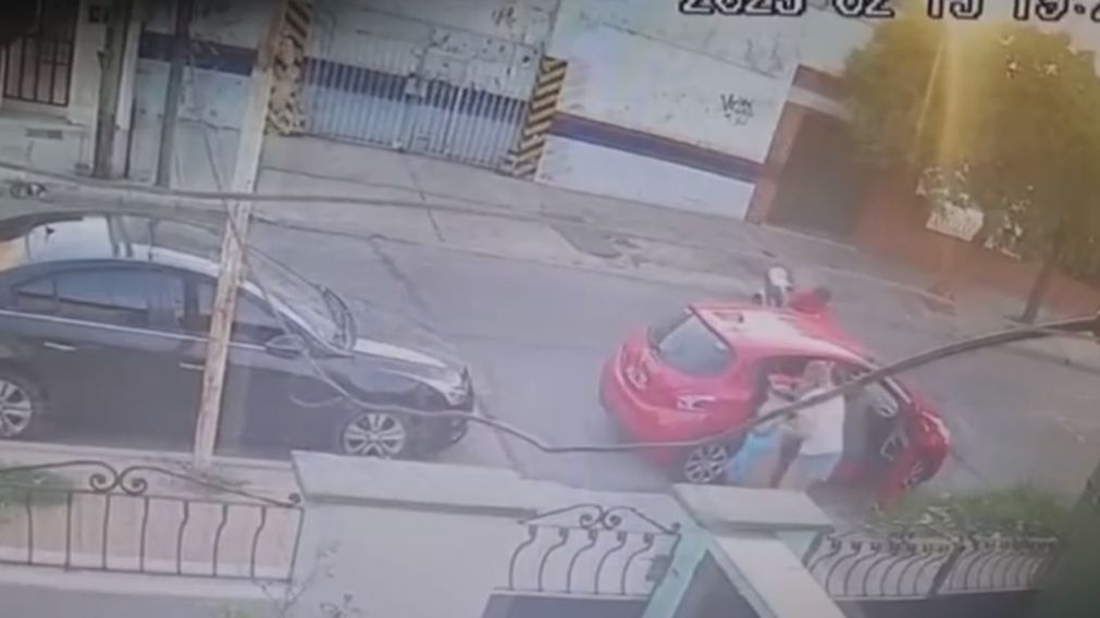 Ladrones apuñalaron a un hombre delante de su hijo y su esposa para robarle el auto (Imagen captura vídeo).