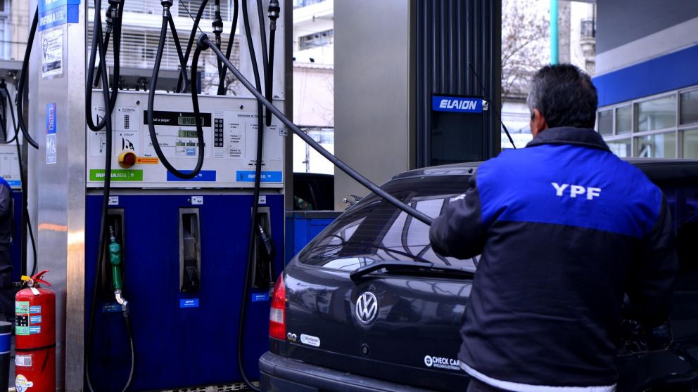 YPF aumentó el 4% del valor de sus naftas y su gasoil (Jonatan Moreno/Crónica).