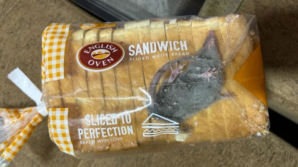 Un hombre compró pan en una aplicación de delivery y encontró algo repugnante en la bolsa (Imagen Twitter).